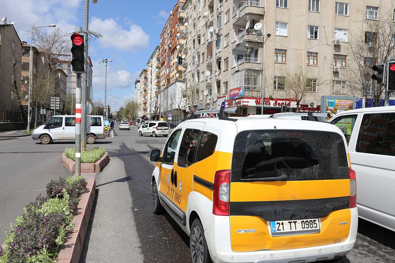Diyarbakır'da trafik ışıklarına "Evde Kal" yazısı yansıtıldı